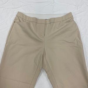 Rafaella “curvy” khaki crop pants in SZ 10!